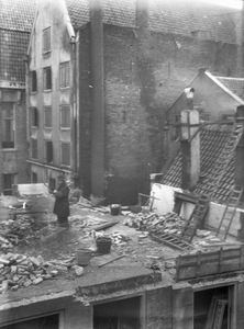 853678 Gezicht op de afbraak van de huizen aan de zuidzijde van de Potterstraat te Utrecht, met links de achterzijde ...